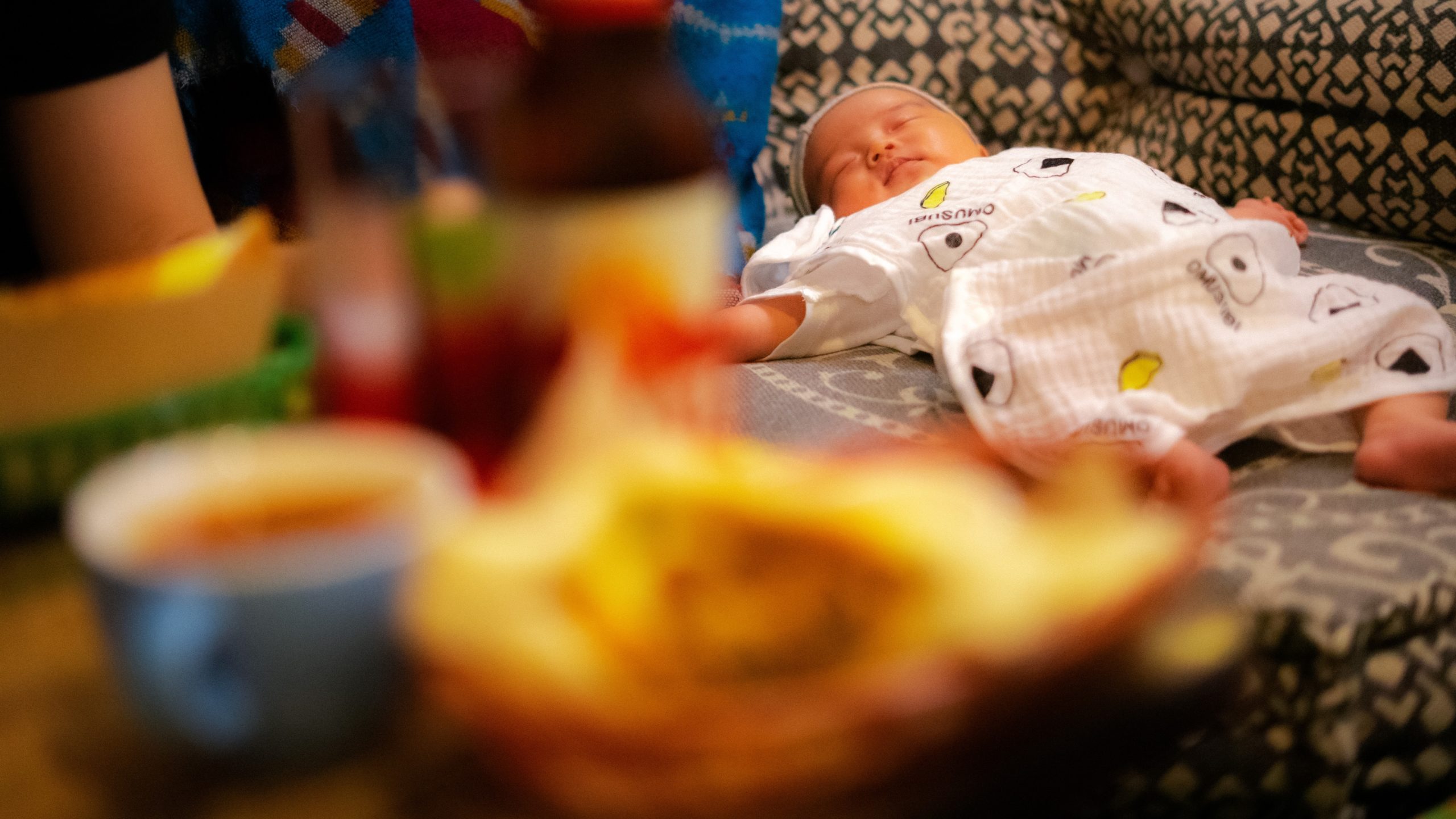 ソファで眠る赤ちゃん